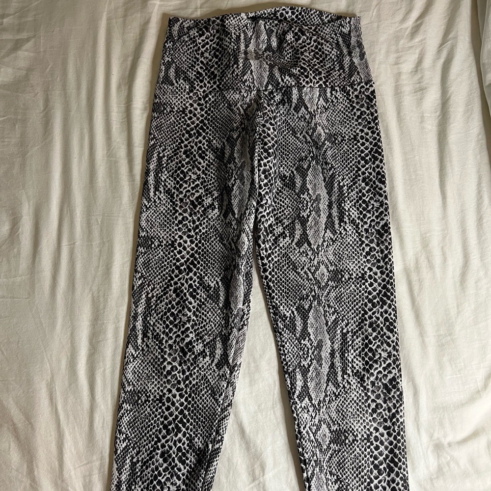 NWOT Onzie Nocturnal Snakeskin High Waist Leggings size M/L